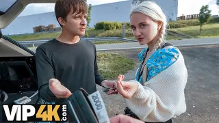 Szőke lányt vigasztalják és szexelnek vele a nyilvánosság előtt