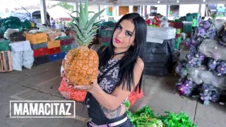Tetovált latin lány kényeztetése kemény dugás közben